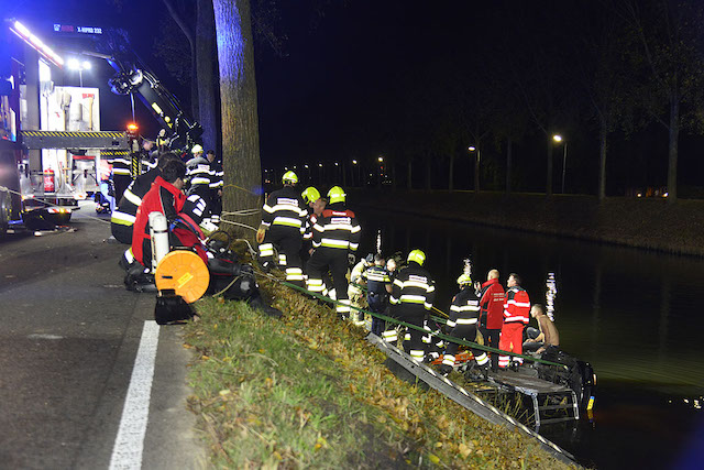 2021/174/20211030-01u38 GB 007 Middel HV Voertuig te water Hoofdweg Lijnden.jpg